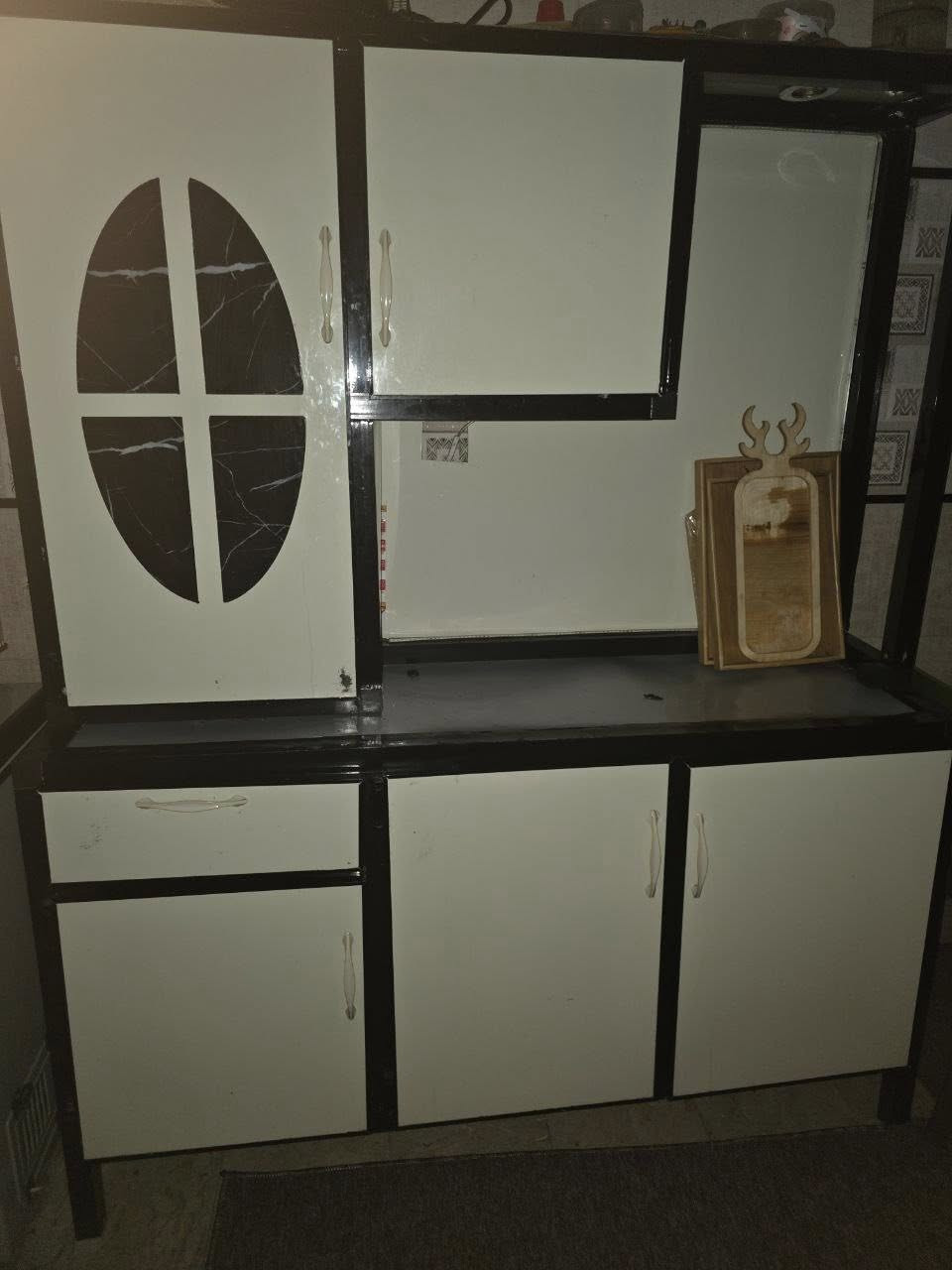 السلام عليكم عندي كاونتر المنيوم متر ونص *مترين نظيف جدا بس السنك اكو فطر بالمرمر موجود بالصور اريده 150 
الاتصال ***********
