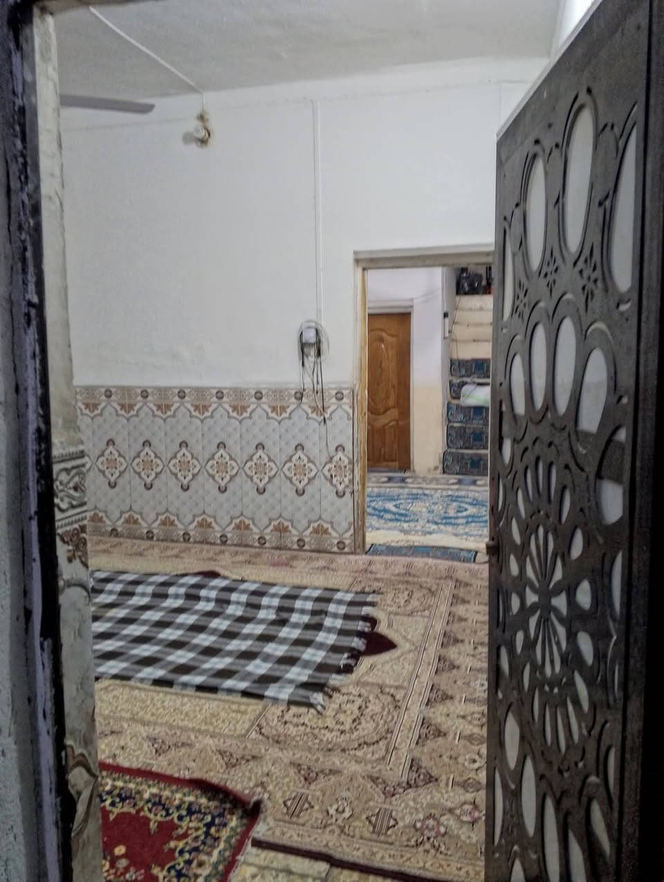 دار للبيع في حي الوفاء المساحة 200 متر قرب محطة وقود الوفاء بي 4 غرف نوم استقبال مطبخ تخاريج كراج سيارة بناء اعگادة نظيف جدا قرب اعدادية نور الحسين ومدرسة ابتدائية ارض الانبياء ومتوسطة النفس الزكية للاستفسار الاتصال على الرقم ***********
