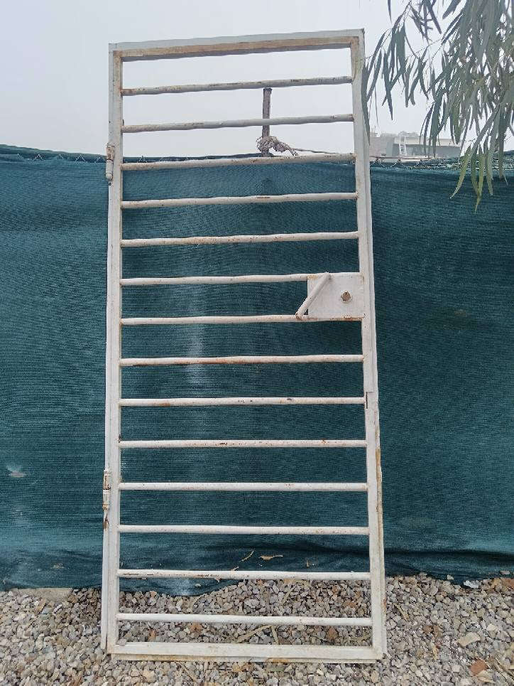 ئەم دەرگای باخە بۆ فرۆشتن  بەرزی 230  پانی 1مەتر لە سلێمانیە نرخی 50 هەزارە هەر کەسێک موشتەریە پەیوەندی بکات بەم ژمارەیەوە *********** السليمانية, العراق
