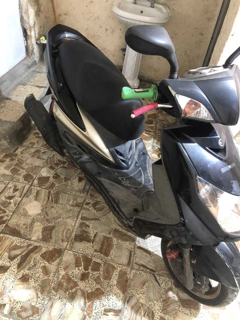 سكنس فحل دراجة بلادية من التاير الامامي للتاير الخلفي مكفوله كفاله عامة كهربائيات اشاير هورن سلف هندر كفرات بلادية ختم واحد السعر ب850  رقمي فقط واتساب *********** مكاني بغداد
