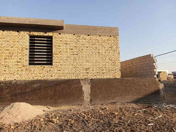 السلام عليكم 
بيت للبيع حي المنصور طابو زراعي  نزلت حجي علي ارحيمه بناء درجه اولى بأشراف هندسي وصب مركزي درجه اولى يتكون من غرفتين وصاله ومطبخ وبراني يتوفر ماء وكهرباء ونت  ثاني بيت عن الشارع العام المساحه 300 متر والبناء 165 متر…… مداور مباشر باسم المشتري اسهم  
* ملاحظه البيت بي نقص لبخ للغرفتين والارضية والباقي شرط هندسي للاستفسار الاتصال ع الرقم *********** رقم صاحب الدار…
