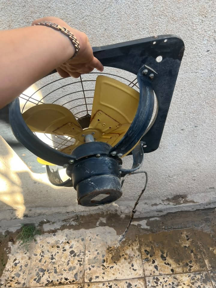 ساحبه للبيع
السعر ب٢٠ الف قفل 
ع الفحص   

 ***********
