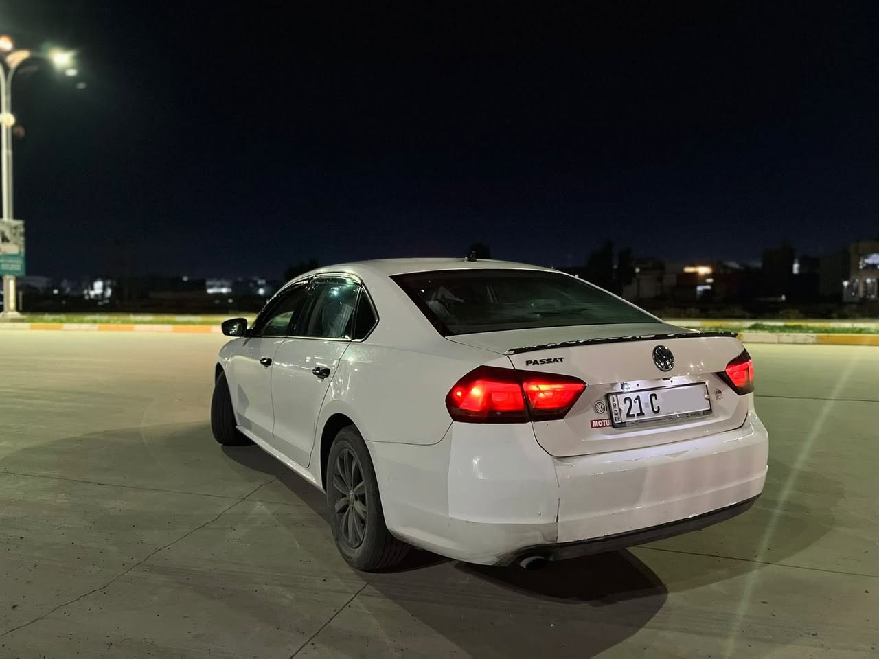 فولكس واكن باسات. خليجي بدون صبغ
فقط مكانات تعديل بارد 
سياره دفتر بانزين ورقم جديد 
مكان السياره كركوك
***********
سعر١٤٠وبيها مجال بسيط
