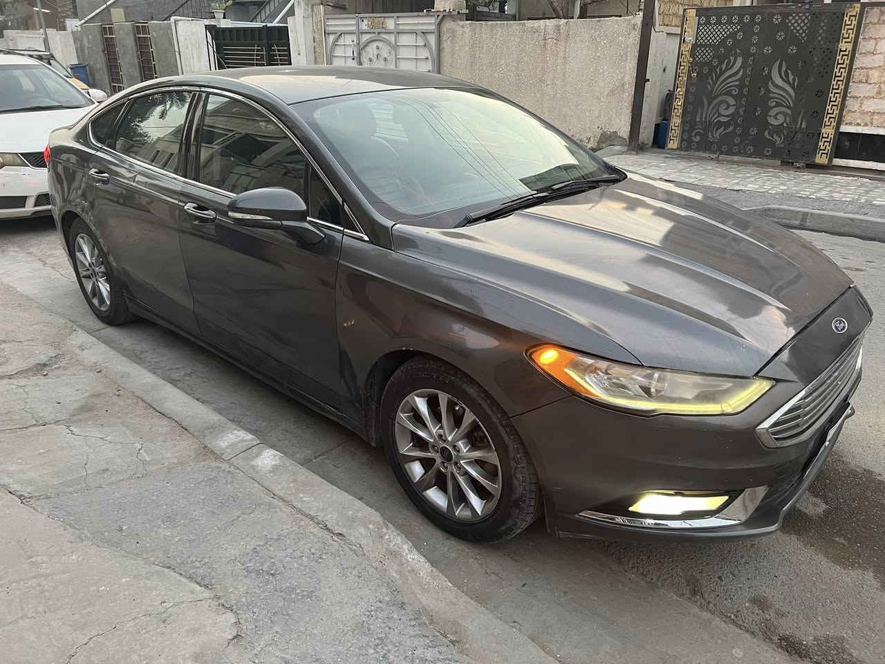 مرحبا للبيع فقط فيوجن فول موصفات عدى لسلايد 2017 شمالي باسم شركه السياره بدون حادث فقط سرقه لغود شواصي ايرباك مكفول محرك 1500 تيربو ماشيه 120 ميل السياره  انطخت عندي نقصه صبغ جاملغ وباب يكلف 125 الف والسونار موجود قبل لاتنضرب مكاني بغداد الكرخ للاستفسار *********** السعر 90 ورقه وبيه مجال بسيط
