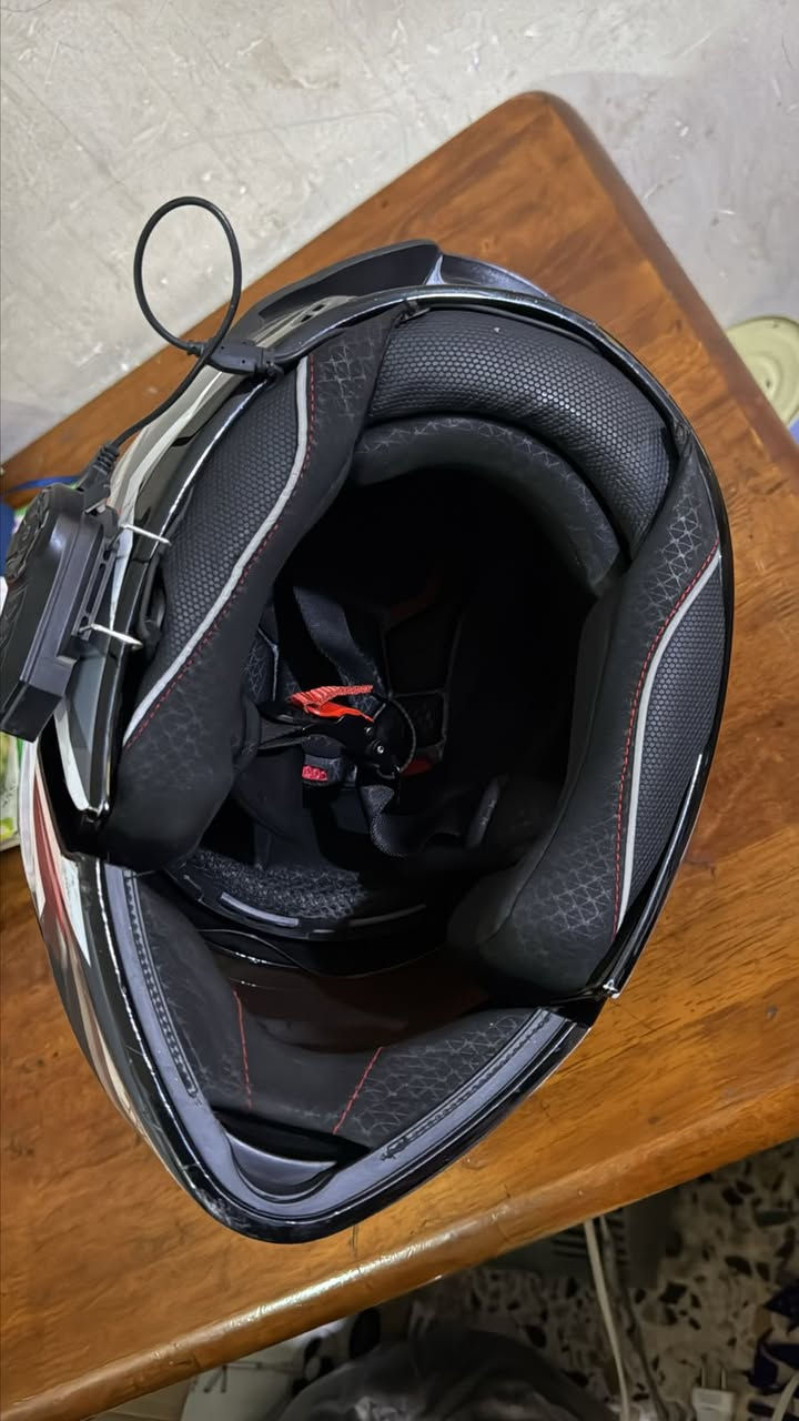 خوذه مال امزون دبل ابطانه قياس L وتلبس M اصليه بيها سماعات جامه الاصليه مالتها مو تغليف 
حلوه ونضيفه شخط مابيها لبيع ب٧٠ بيها مجال مستعجل بخير وتدلل  مكاني حي العدل   ***********
