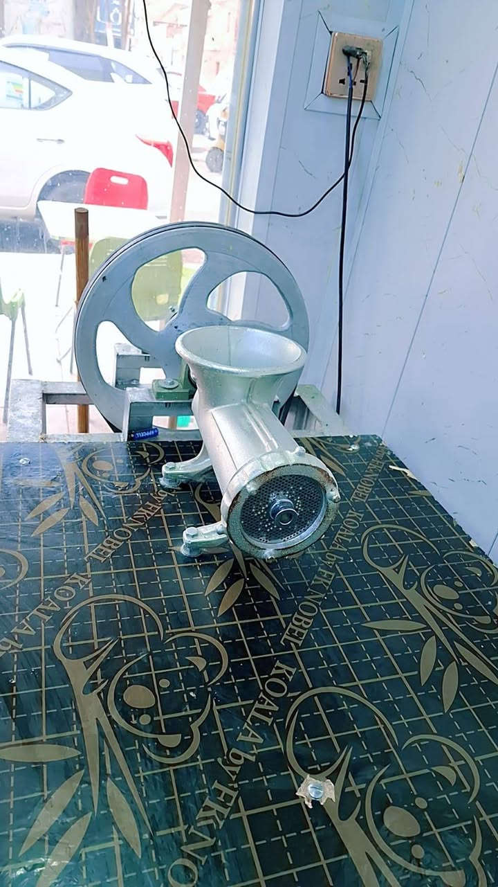 مثرامة لحم وفلافل 
حجم 32
دبل قايش

مكانها بغداد الكرخ
 رحمانية الجعيفر 

***********

300 قفل بدون عملة
