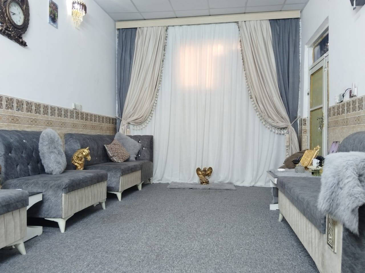 منزل 100م طابقين للبيع في شارع ركن الجامعة بالقرب من سكلة عيسى، قريب على شارع الزوار
- *الطابق الأول:*
    - غرفة نوم
    - صالة
    - استقبال
    - مطبخ
    - حمام داخلي
    - تواليت خارجي
- *الطابق الثاني:*
    - غرفتين نوم
    - صالة
    - حمام
    - صحيات
بسعر 85 مليون
للاستفسار: ***********
