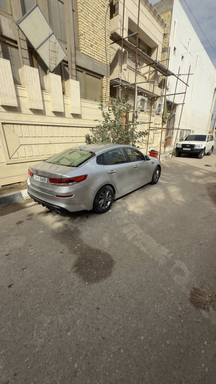 � للبيع: كيا أوبتيما 2019 – وارد أمريكي 🇺🇸
استعمال شخصي | اخت الزيرو

🔹 المواصفات العامة:

 • الموديل: 2019
 • المحرك: 2400 سي سي GDI
 • القير: أوتوماتيك
 • الدفع: أمامي
 • Drive Mode (وضعيات قيادة متعددة)
 • نظام ECO لتوفير الوقود
 • الممشى: 77,000 ميل فقط
 • صرفية البنزين: ممتازة
 • الاستعمال: من الدوام للبيت فقط
 • اللون: سلفر
 • السنوية باسمي + رقم إنكليزي
 • دولي

🛡 أنظمة الأمان والمساعدة:

 • نظام المحافظة على المسار (LKA)
 • نظام التحذير من التصادم الأمامي + بريك تلقائي (FCW)
 • نظام النقطة العمياء (Blind Spot)
 • ABS + أنظمة أمان كاملة
 • السيارة محاطة بالحساسات

📱 التجهيزات:

 • شاشة كبيرة
 • لايتات زينون
 • إشارات LED
 • بلوجكترات سفلية
 • إشارات ولايت بالمرايا
 • تدفئة + تبريد
 • تحكم كامل من المقود

🪑 الكشنات (جاكار):

 • تهوية ممتازة وتقلل التعرق
 • متينة وتتحمل الحرارة
 • ثبات عالي بالمنعطفات

🔧 الحالة والصيانة:

 • السيارة جاهزة ولا تحتاج شيء
 • اهتمام عالي بالزيت والبنزين المحسن
 • المحرك نظيف وأداؤه ممتاز

📌 ملاحظات الشفافية (حسب تقرير الفحص):

 • رش صدام أمامي
 • البنيد مصبوغ
 • جامة أمام يسار: جزء صبغ (حوالي 5 أصابع)
 • الأبواب: تعديل بارد (طگ خفيف) بدون قص أو لحام
 • باب السائق: طگ خفيف
 • بدون فتح إيرباغ
 • لا يوجد قص أو شاصي
 • الضرر تجميلي فقط ولا يؤثر على الاستخدام أو الأمان

📄 رقم الشاصي (VIN):
5XXGT4L35KG297190

✨ سيارة مريحة، اقتصادية، ونظيفة وجاهزة للاستخدام 
السعر :- 135 وبيها مجال بسيط 
للاستفسار :-***********
