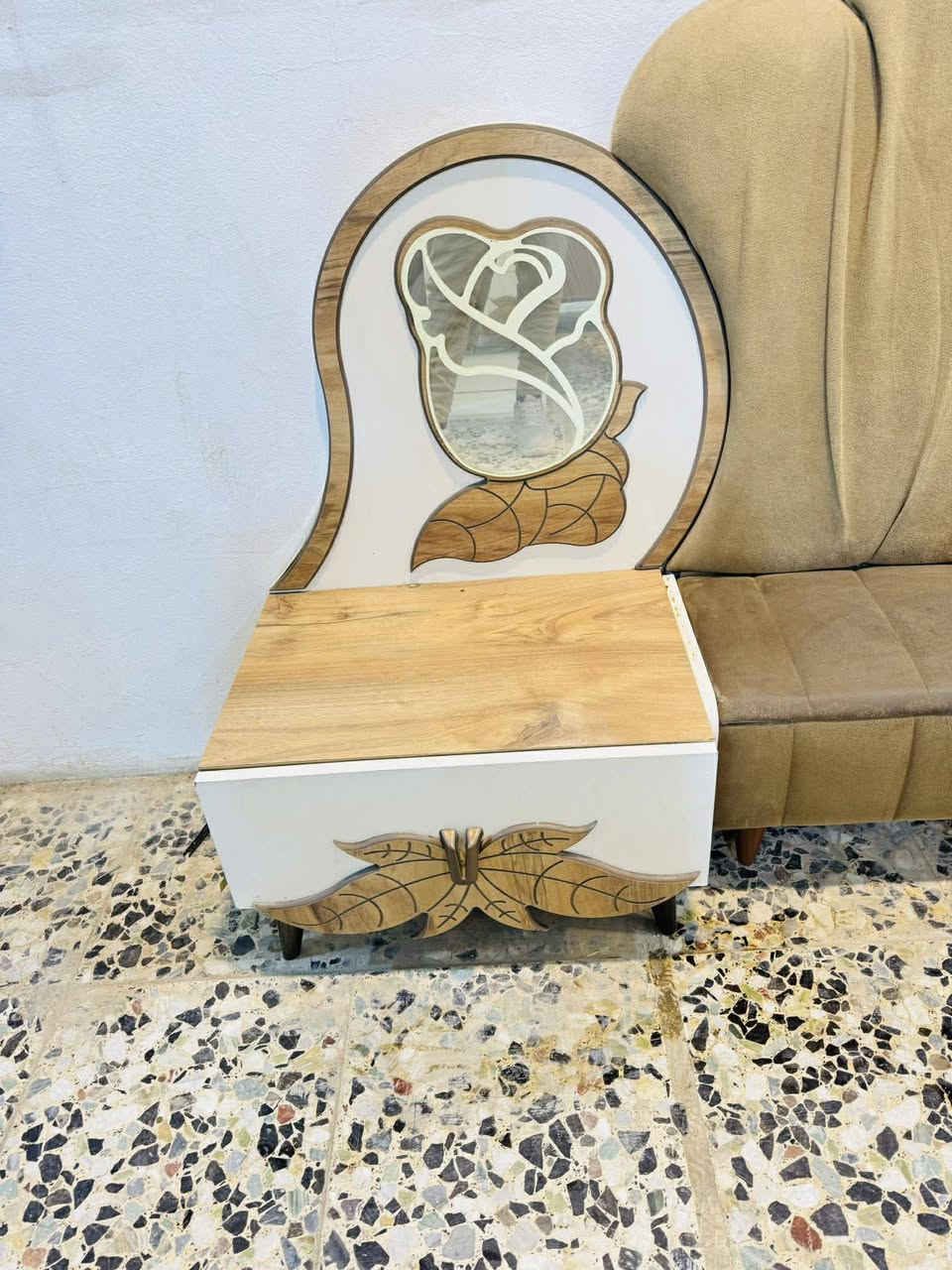 غرفه نوم تركي تخبل نضافه فول مرتبه 8قطع نازكه السعر 425الف عنواني النجف حي الميلاد شارع المزرعه سيد علي ***********
