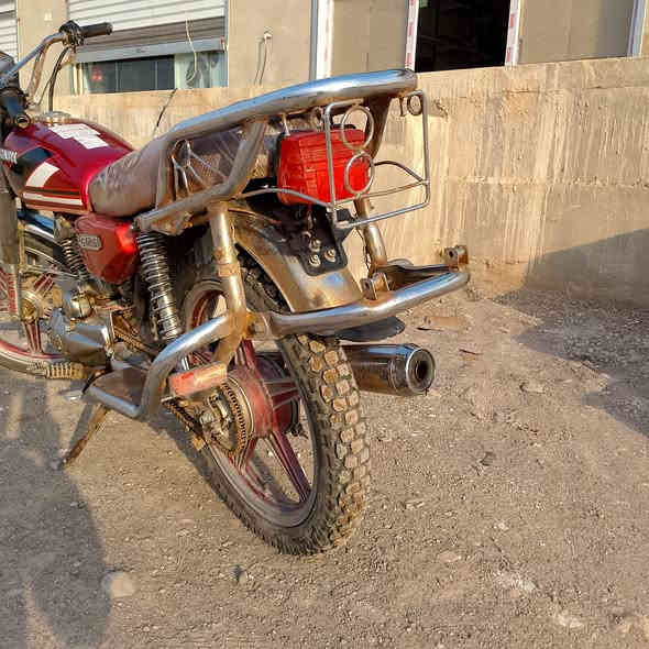 مكلف بالنشر
موطور للبيع السعر 300 وبي مجال 

المكان قرية الحود ***********
