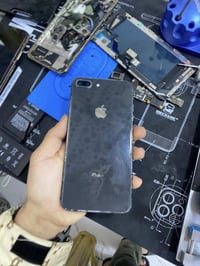 آيفون8بلص نورمل فقط ضهر امبدله بي رطوبه  ما تاثر بشي بطاريه70 بصمه تشت...