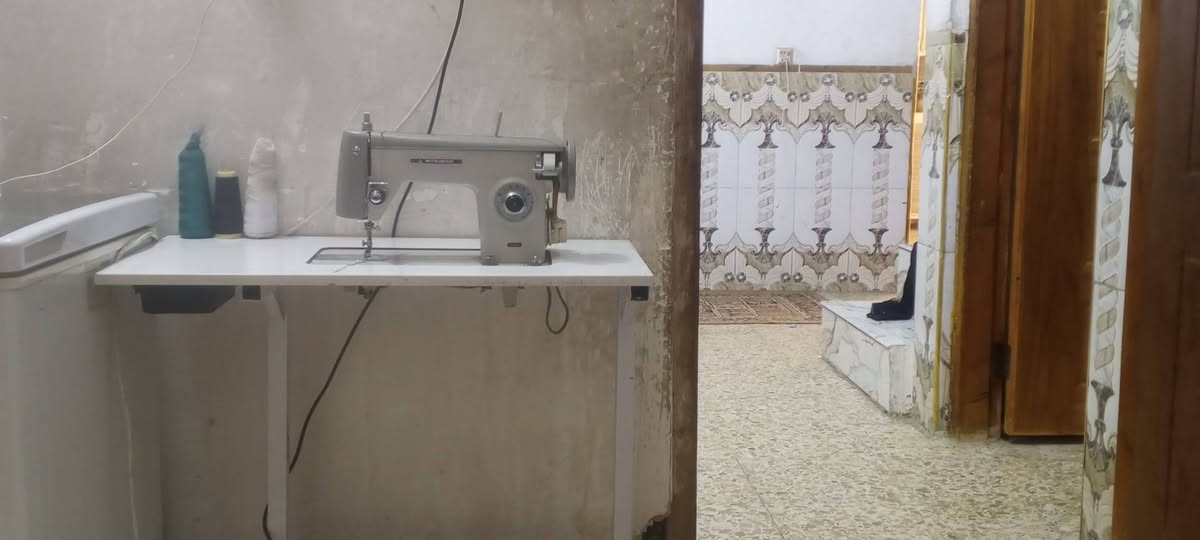السلام عليكم مكينه مستعمله بس نظيفه  برغي ما مفتوح بيهه صار شهرين من اشتريتهه الشعر 125 وتخيط انواع الاقمشه  العنوان مدينه الصدر  الرقم ***********
