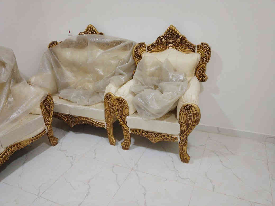 من رخصة الادمن 
جديد مامستعمل قنفات ملكية تخم ونص 14نفر ثلاثيات ٢ وثنائيات ٢ وكراسي ٤ السعر مليون ومية 
العنوان مجمع الأميرات الثاني 
استفسار اتصل على الرقم *********** بي واتس اب
