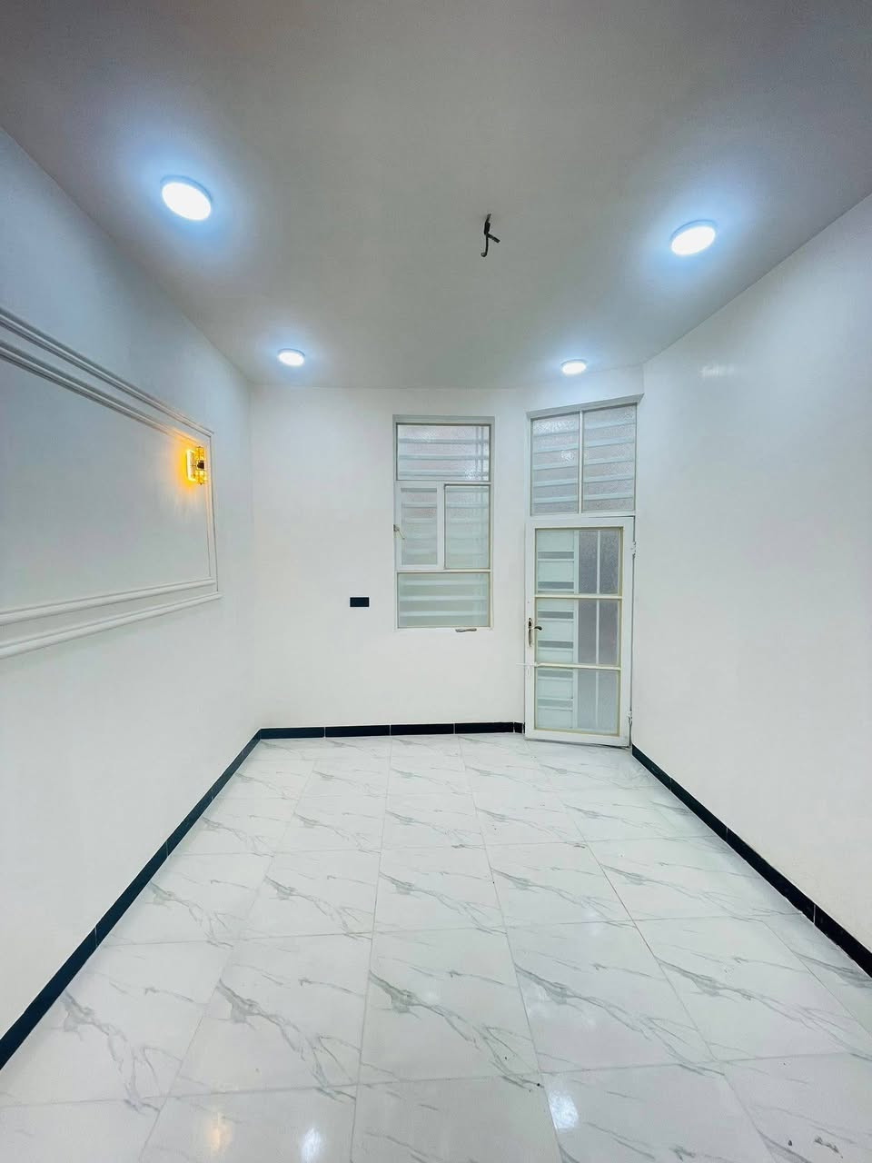 سلام عليكم بيت ١٠٠ متر للبيع
يتكون من غرفه نوم ١
صاله واستقبال ومطبخ وصحيات داخل وخارج.
بناء طابوك جمهوري اساس وسكف صب
البيت كامل مفتاح
عنوانه
حي ميسان شارع 60 قرب سكله الكرعاري
السعر ٤٤
الاستفسار
*********** واتساب
