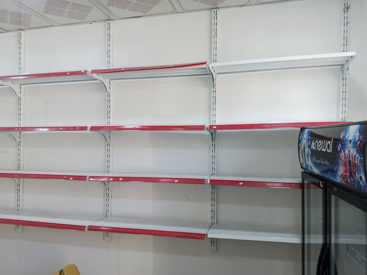 السلام عليكم
ارفوف مع عارضه للبيع انضاف كلش
الاتصال ***********
