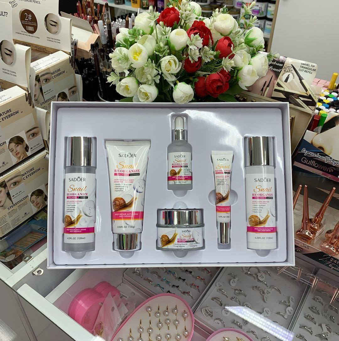 ✨ مجموعة الحلزون الأصلية من SADOER ✨  

دللي بشرتج بأقوى عناية متكاملة حتى تحصلي على بشرة صافية ومشرقة 😍  

💧 الفوائد:  
✔️ ترطيب عميق يدوم طول اليوم  
✔️ توحيد لون البشرة وتفتيحها 🤍  
✔️ تقليل الخطوط الدقيقة والتجاعيد  
✔️ يمنح البشرة نعومة ولمعان طبيعي  
📦 المجموعة الكاملة تحتوي على:  
غسول + تونر + سيروم + كريم + لوشن + كريم عين  
🌸 مناسبة لكل أنواع البشرة  
🌸 مثالية للاستخدام اليومي  
✨ خلي بشرتج تلمع وتستعيد شبابها


**إذا كنت صاحب هذا الإعلان وتريد حذفه لأي سبب، رجاءا أرسل رسالة إلى الدعم الفني**