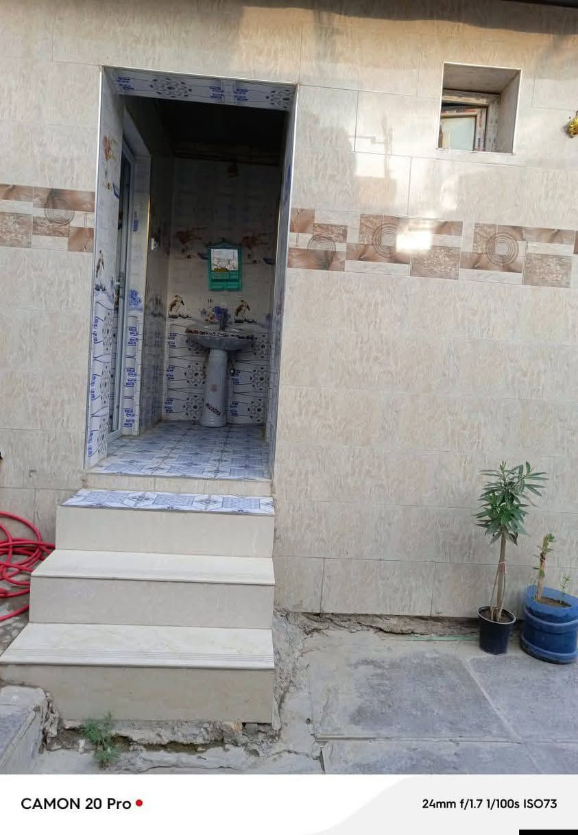 السلام عليكم ورحمه الله 
بيت للبيع أوقاف 
المساحة ٢٠٠ متر 
غرفتين .صالة .مطبخ طرمه كبيره .تواليت حمام خارجي .عرصة ترك من ضمن مساحه البيت 
سعر (٤٣)
الاستفسار رقم الهاتف ***********
