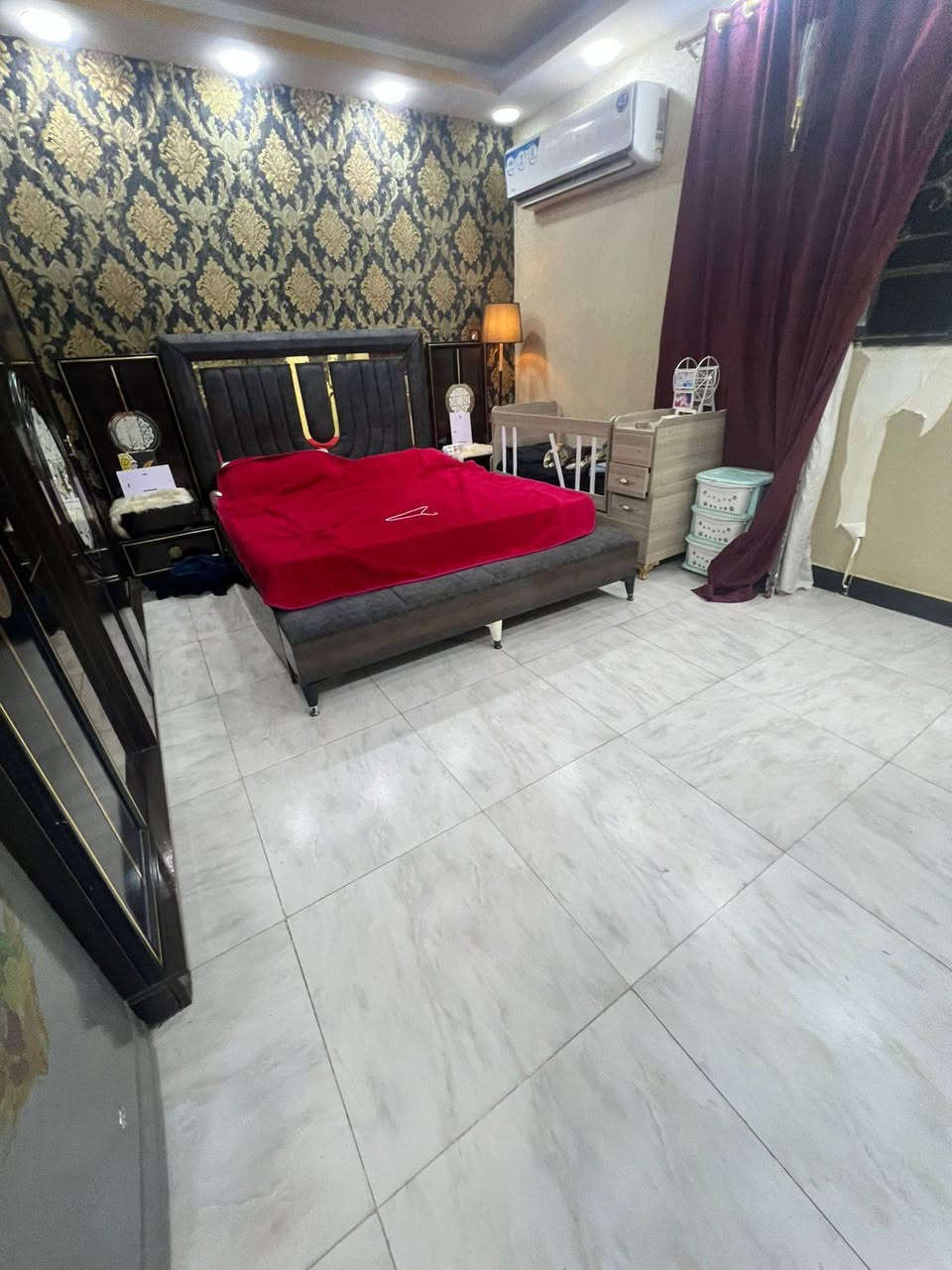 سلام عليكم بيت للبيع في المشراق القديم مساحته البيت 260 م معه مشتمل معزول   يتكون البيت طابقين بناع سنه 2020 وقف سني مسجل بسمي يتكون الطابق الأول من غرفتين وصاله كبيره جدآ ومطبخ وصيات ويتكون الطابق الثاني من 3 غرف وصاله وصحيات معه مخزن سعر البيت / 160 وبي مجال رقم الهاتف /***********
