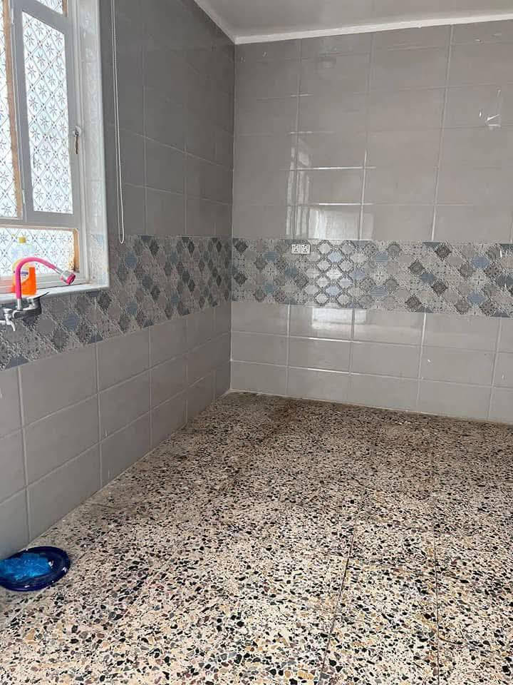 يالله سلام عليكم
دار للبيع مساحه 200م
غير مسكون وبسعر التكلفه الله شاهد 
الدار طابقين 
___________
طابق الاول 
يحتوي طايق الاول عل
كراج وصحيات خارجيه
مطبخ واستقبال
كلدور درج دور صحيات وحمام 
غرفتين نوم 
الطابق الثاني 
___________
يحتوي عل 
غرفتين نوم 
وبيتونه زائد صحيات وحمام 

السطح كامل البيت جيب غراضك واكعد 
يقع في منطقه البكرلي نزلت الشيخ ابو جنان
السعر اتصل وبيك خير وتدلل رقم الهاتف ***********
