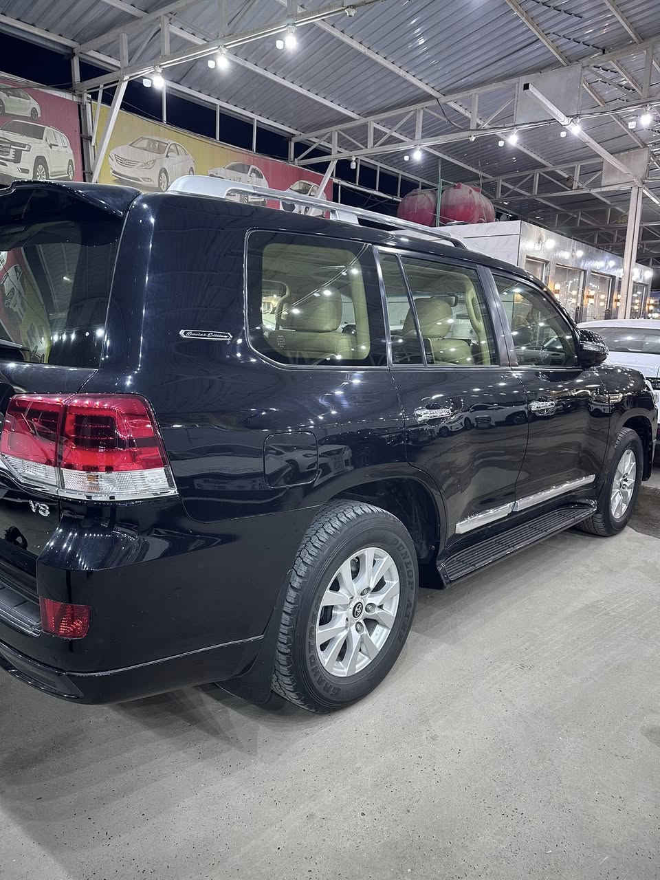 لاندكروز 2017 اربيل  اللون اسود 8 سلندر فول مواصفات بدون حادث خليجي استخدام شخصي  السعر 4500 دولار وبيه مجال بسيط للاستفسار اكثر  ***********
