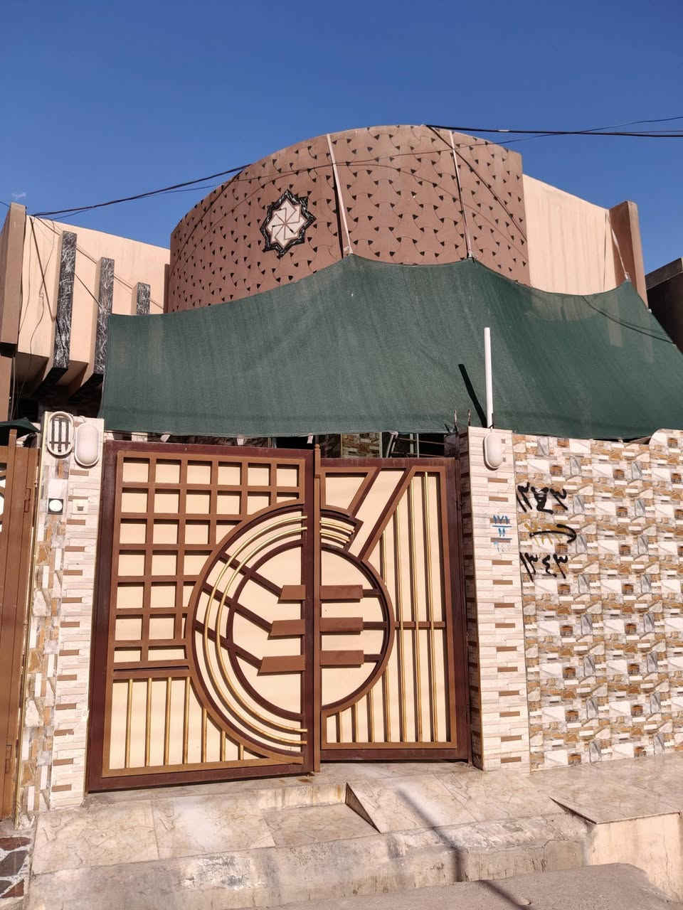 بيت للبيع موصل حي الانتصار خلف المستوصف مساحه 125 متر فول مواصفات بناء حديث ملك صرف سند طابو الزهور سند حديث 226السعر تصال على هذا الرقم مكتب ابو خالد للعقار شارع 60 مقابل سنتر الانتصار البيت بناء حديث ***********رقم***********
