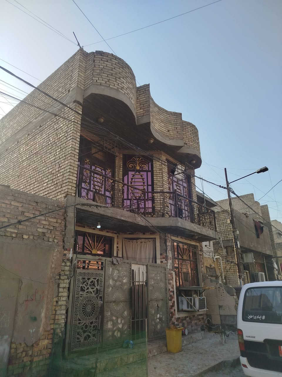 نص امامي بيه ستقبل كبيره وفوك غرفتين زاد حمام كبير وصاله قطاع 26فرع عريض قربه على شارع الكياره ***********
