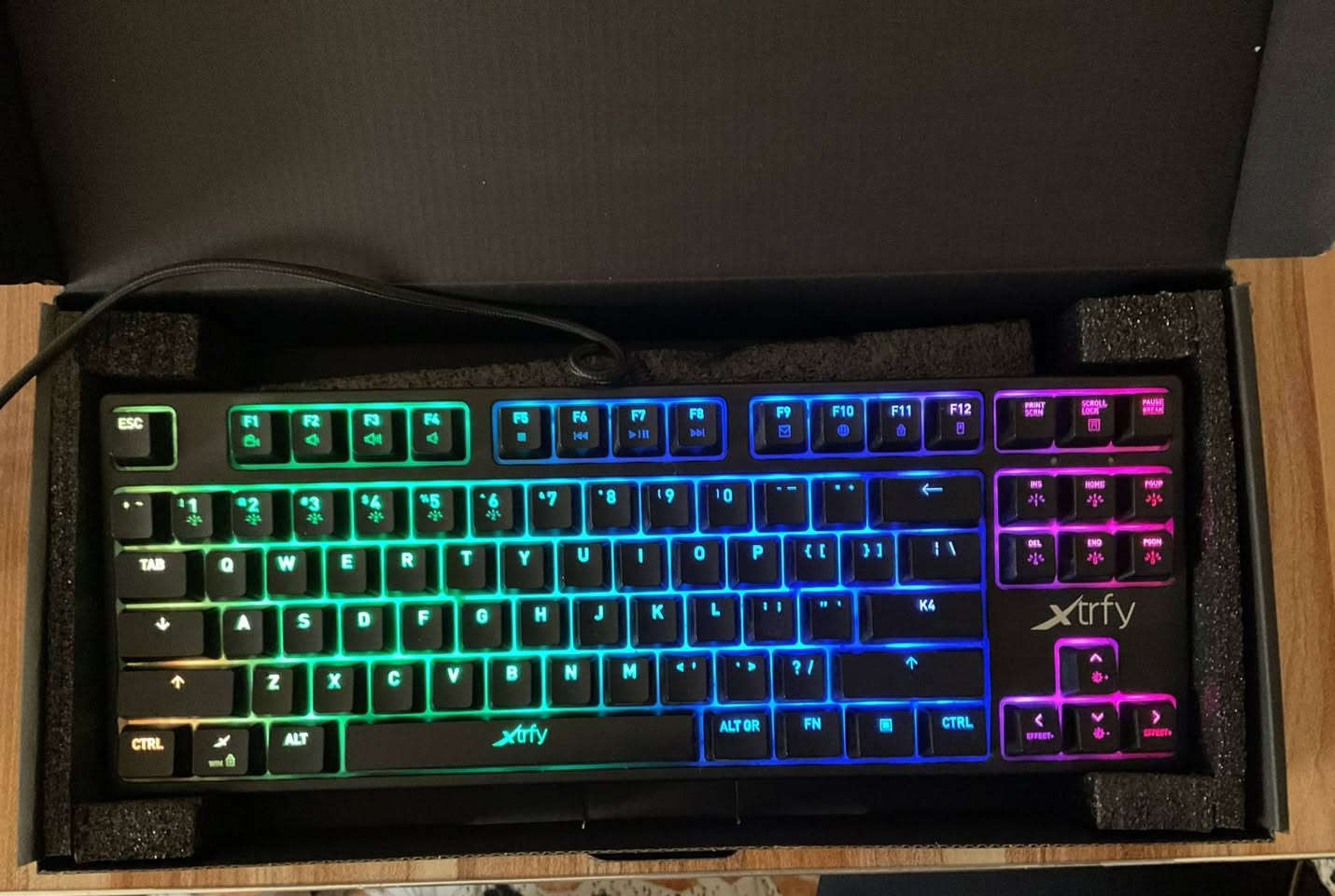 سلام عليكم 
. كيبورد Xtrfy K4 RGB TKL
الحاله مستخدم نظيف جداً استعمال قليل 
النوع: ميكانيكال بالكامل (Mechanical Gaming Keyboard 
تصميم TKL مدمج يوفر مساحة كبيرة لحركة الماوس.
​سويتشات Kailh Red سريعة جداً وهادئة.
​إضاءة RGB خرافية قابلة للتخصيص مباشرة من الكيبورد.
​بناء قوي جداً يتحمل أقوى ساعات اللعب.
للأستفسار اكثر خاص سعره ٨٥ جيك سعره بالمتاجر وشوف 
مكاني الشعب حي التجار 
رقمي ***********
