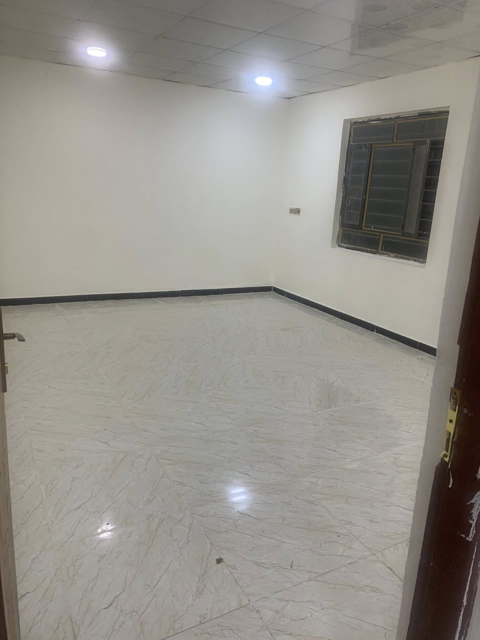 🏡 شقة ديلوكس جديدة للإيجار – مساحة 200 متر
✨ ضمن بيت طابق أول مع مدخل خارجي معزول، تصميم واسع ومريح لكل أفراد العائلة.

🛏️ التفاصيل:

 • 2 غرف نوم

 • صالة واسعة

 • مطبخ  

 • 1حمام

 • سطح خاص

💰 السعر: 450 ألف دينار (بدون حساب ماء وكهرباء)

📍 العنوان: القبلة – حي القائم، خلف مدارس العليم الأهلية

📲 للاستفسار والتواصل: [***********]

🏢 مكتب العنوان للعقارات – نضمن لك أفضل العروض وأرقى الخدمات.

شقة واسعة وجديدة تناسب الراحة والفخامة. لا تفوت الفرصة
