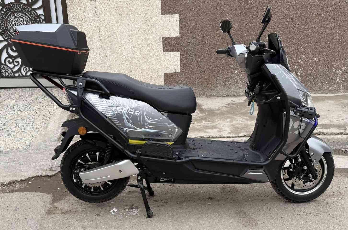 السلام عليكم دراجه شحن للبيع صقر غنيه عن التعريف
دراجه جديده كلش شبه زيرو ماشيه 40 كيلو فقط 
6 بطاريات مسطره  بصمات 2 سويجات 2
التحويلات 1.2.3
السرعه 85
ملف 2000W
 اطارتً جوبلس  
مثبت سرعه 
بريكات دسكات دهن هدروليك 
درع حديد 
تشغيل عن بعد 
جهاز إنذار 
قفل ستيرن 
جنطه خلفيه اصليه
مساحه تخزين تحت الكشن كبيره  
نضام رجوع ال خلف R
نضام USB
شاحنه تدعم الشحن السريع  ولايقاف ذاتي 
السعر 950 الف بيها مجال 
اي استفسار اتصال
*********** بغداد البياع
