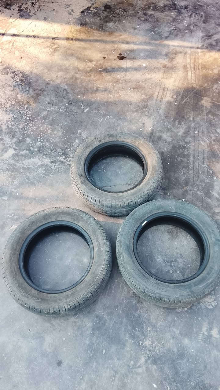 سلام عليكم تايرات للبيع اثنين منهن نضافه70 بلميه وبيهن كل واحد  بي برغي وثاني30 بل ميه يرهم اسبير  سعر 35 وبك لايتات نضافه 60 بلميه سعر10 وستيرن دركه شغاله نضافه 70 بلميه سعر15 مكاني بغداد الجديدة رقم الهاتف ***********
