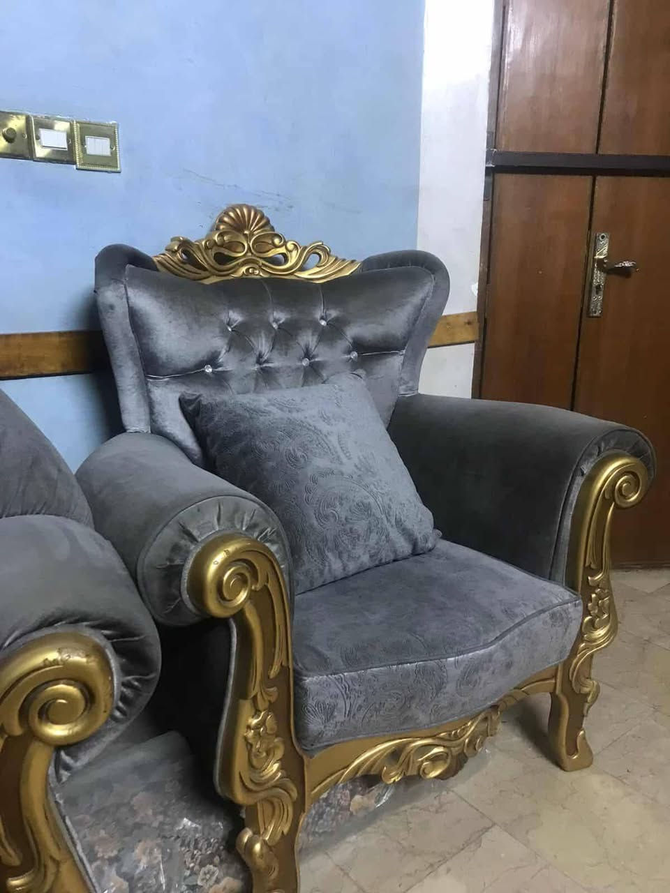 سلام عليكم مستعجل بيع تخم 10 مقاعد سعره 700 الف بي مجال من بغداد الشعب حي التجار رقم اتصال ***********
