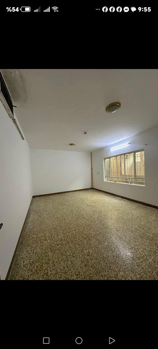 دار للايجار المساحه ١٠٠متر ١٢٠متر المحتويات ٣غرف نوم صاله مطبخ خدمات حولي كراج مدخلين بناء نظيف عنوان الدار حي الشباب المربع الذهبي ***********. *********** مكتب مينا للعقار يوجد لدينا عروض آخره..
