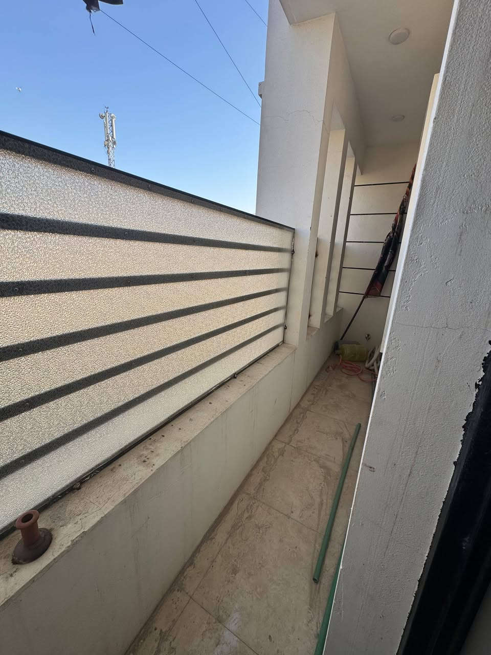 دار للبيع مساحة 90 متر الحرية الثالثة خلف مصور الشاشة بيت مكون من 3 طوابق بناء 2023المدخل طرمة مدخلين استقبال ومطبخ و هول وغرفة منام كبيرة وحمام و منور والطابق الثاني غرفتان وحمام الغرفة الأمامية كبيرة وتحتوي على بلكونة الطابق الثالث غرفة نفس حجم الغرفتين الجوة وحمام وحولي و سطحين سطح ناصي و درج وسطح عالي
***********
