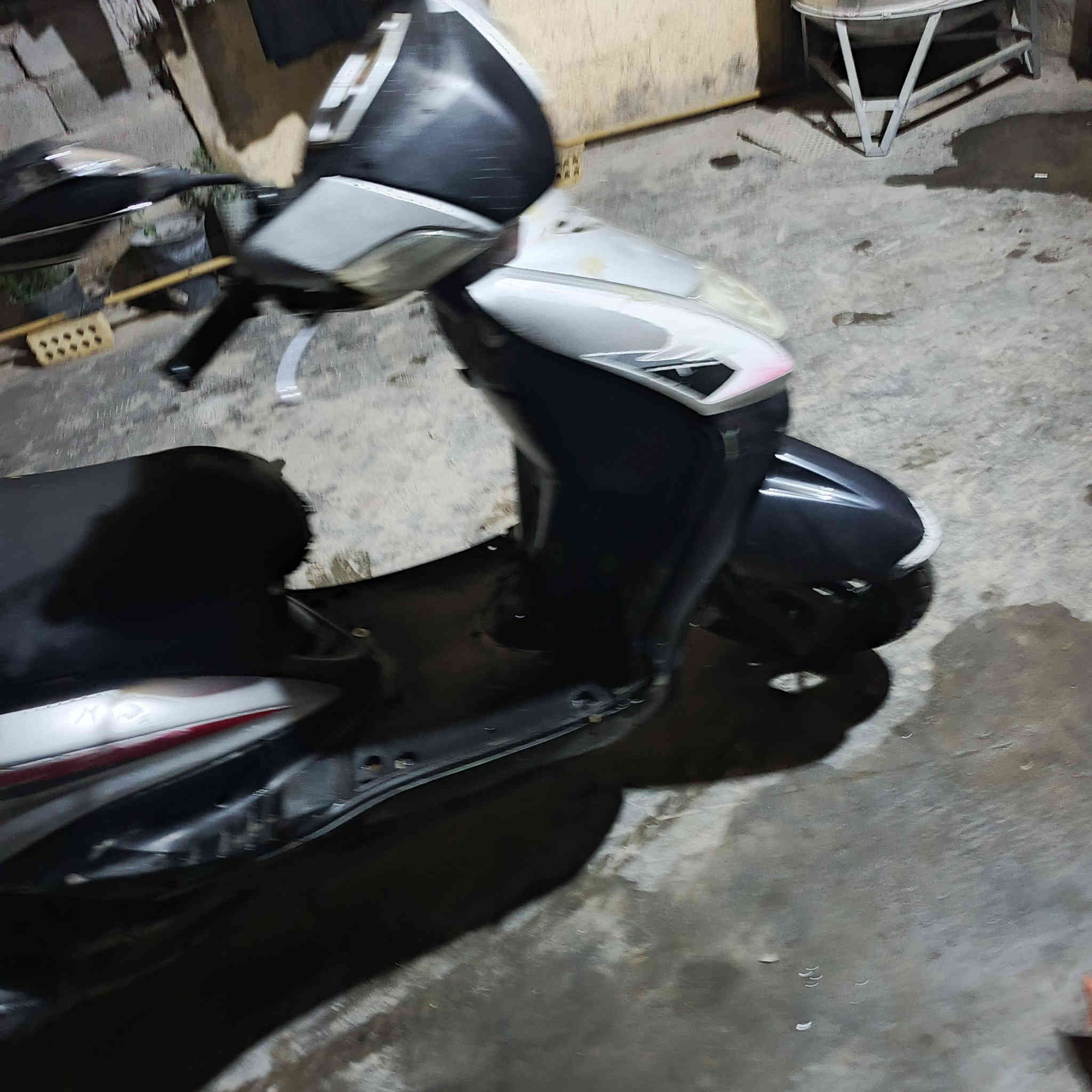 سلام عليكم دراجه للبيع سكنس نثيه كفراته  كلهة ختم واحد مكينه جديده كهربائيات كلهة شغاله ما نقصهة اي شي***********
