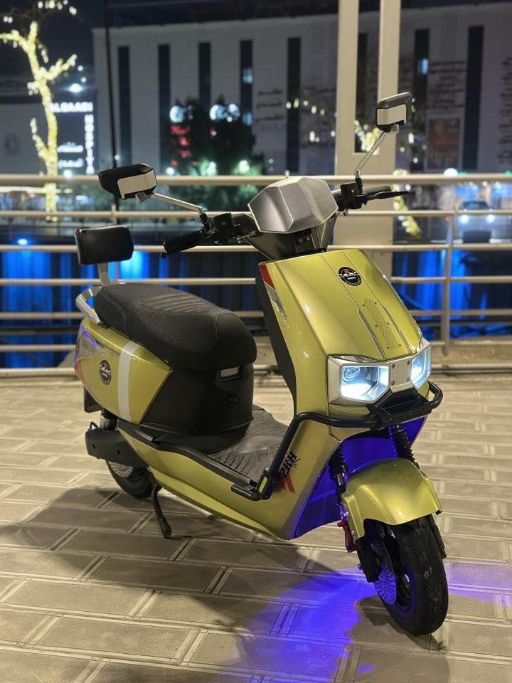 دراجة سكنس شحن ام عيون
دراجة شحن دراجة كهربائية ام عيون 

اللون مميز

 زيتوني 

من ماركة ZKH 

3 سرعات 
السرعة القصوى  100

دراجة بعدهه جديده 

تمشي بالشحنة الواحده 55 = 60 كيلو تقريبا

6 بطاريات 32 أمبير 

72 فولت  
K
ضد الماء 

نضام ال P

نضام الرجوع للخلف R 

نضام مثبت السرعه  

نضام حساسات جانبية وخلفية 
مانع للسرقة 

 سويج عدد 2
بصمه تشغيل عن بعد 2

گلوبات عالي ناصي قوي جداً 

أشاير يمنى ويسرى 

الكهربائيات كلهن شغالة 

الشاحنة الاصلية تدعم الشحن السريع 

هورن عالي

مرايات

صندوق كبير داخلي 

الملف 2000 حقيقي 

🔴السعر :  700 الف وبيهة مجال بالخدمة للشراي 

العنوان : البصرة : الامن الداخلي

الرقم : ***********
