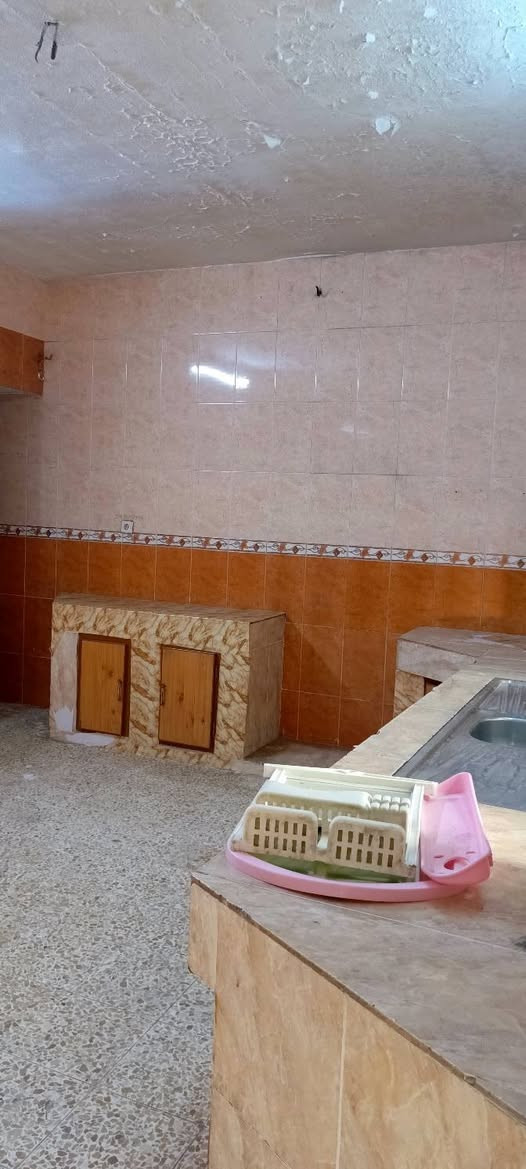 دار للايجار حي السلام بالقرب من
شارع المولدات مساحة الدار 250متر طابقين 
4 غرف نوم  هول2 حمام2 مطبخ استقبال 
مخزن كراج سياره 
 للاستفسار الاتصال على الرقم 
***********
