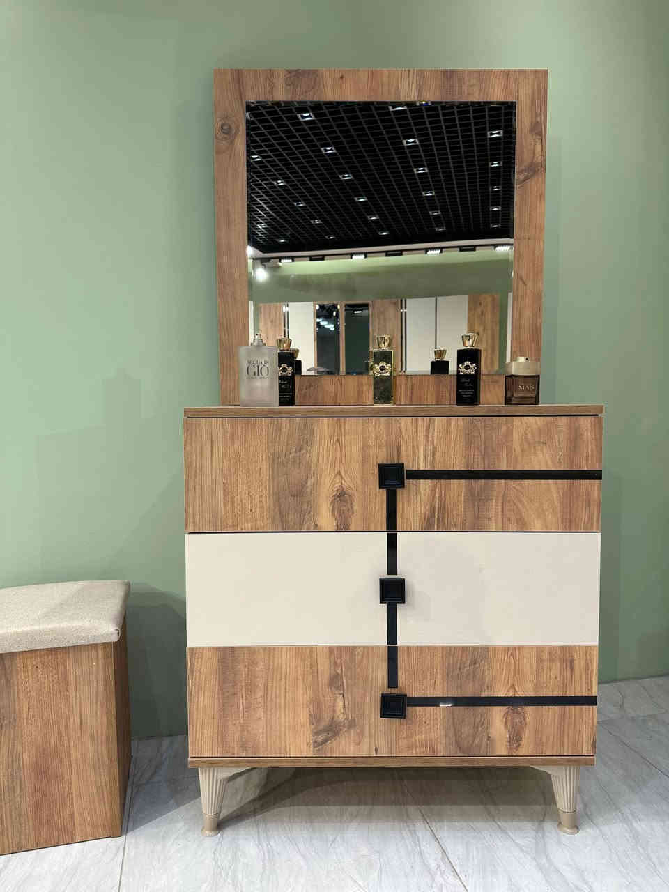 غرف نوم تركي 10قطع السعر مليون و350مع النقل والشد داخل مركز البصرة مجاني الاستفسار ***********
