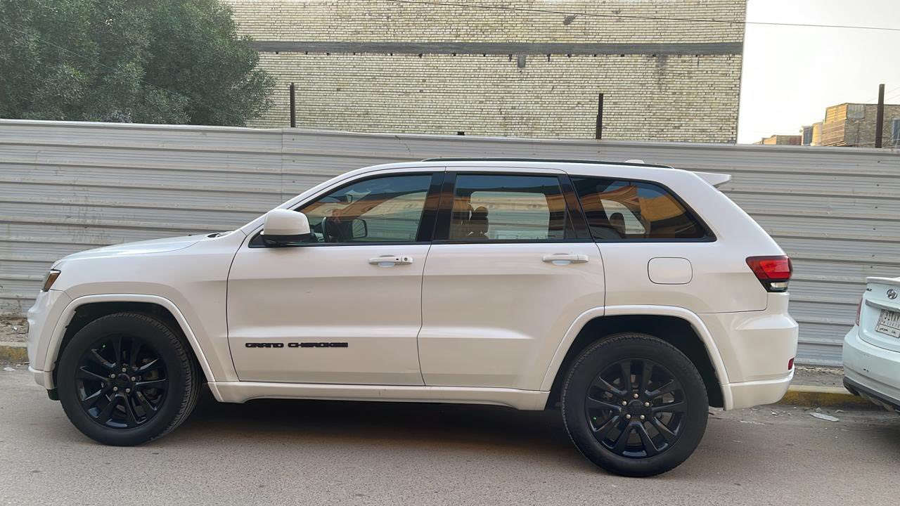 سلام عليكم سياره اجيب بلاك توب موديل 18فول موصفات رقم بغداد جديد بسمي ماشيه 60 الف صور الحادث بلمنشور بدون يبرباك العنوان بغداد جميله السعر 230وبيهه مجال رقم الهاتف ***********
