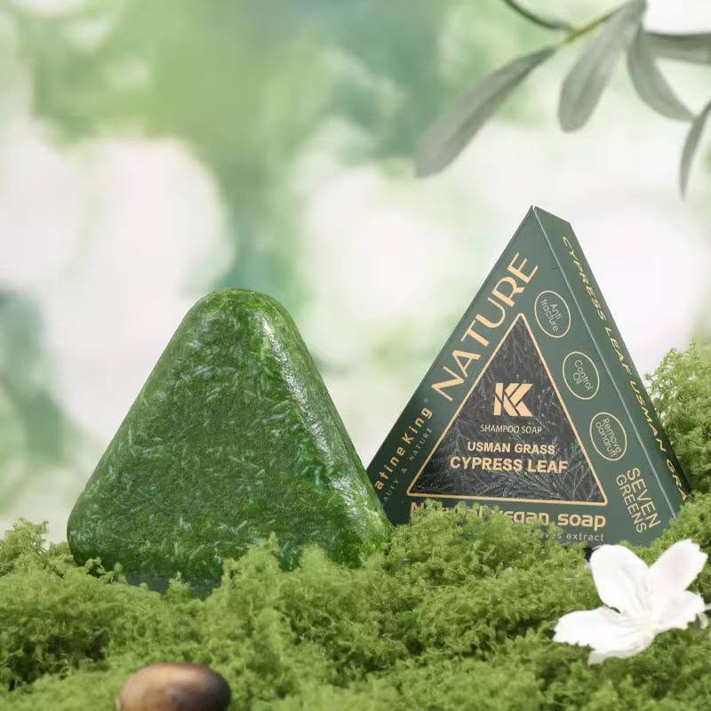 #SEVEN_GREEN 🆕💯📢💯🆕 الجديد
مع صابون #سافين_قرين الأصلي بالأعشاب الصينية
صابونة طبيعية 100٪ بخلاصة الأعشاب الصينية، تنظف فروة الرأس بعمق، وتغذي الشعر من الجذور لتمنحه مظهراً صحياً ولمعاناً طبيعياً 🌱💆♀️
💚 الفوائد الرئيسية:
✅ تنظيف عميق ولطيف لفروة الرأس
✅ تقليل التساقط تدريجياً
✅ تغذية وتقوية جذور الشعر
✅ يمنح الشعر لمعاناً صحياً وطبيعياً
✅ خالٍ من المواد الكيميائية الضارة

🧴 طريقة الاستعمال:🎀

1️⃣ بلل الشعر بالماء الفاتر
2️⃣ افرك الصابونة على فروة الرأس حتى تتكوّن رغوة
3️⃣ دلّك بلطف لبضع دقائق
4️⃣ اشطف بالماء جيداً
5️⃣ استعملها بانتظام لتحافظ على النتائج
🌸 النتائج المتوقعة:

💧 من أول استعمال: إحساس بالانتعاش والنظافة
🌿 بعد أسبوعين: شعر أنعم وأقل تساقطاً
💫 بعد شهر: فروة رأس صحية وشعر أقوى وأكثر كثافة


**إذا كنت صاحب هذا الإعلان وتريد حذفه لأي سبب، رجاءا أرسل رسالة إلى الدعم الفني**