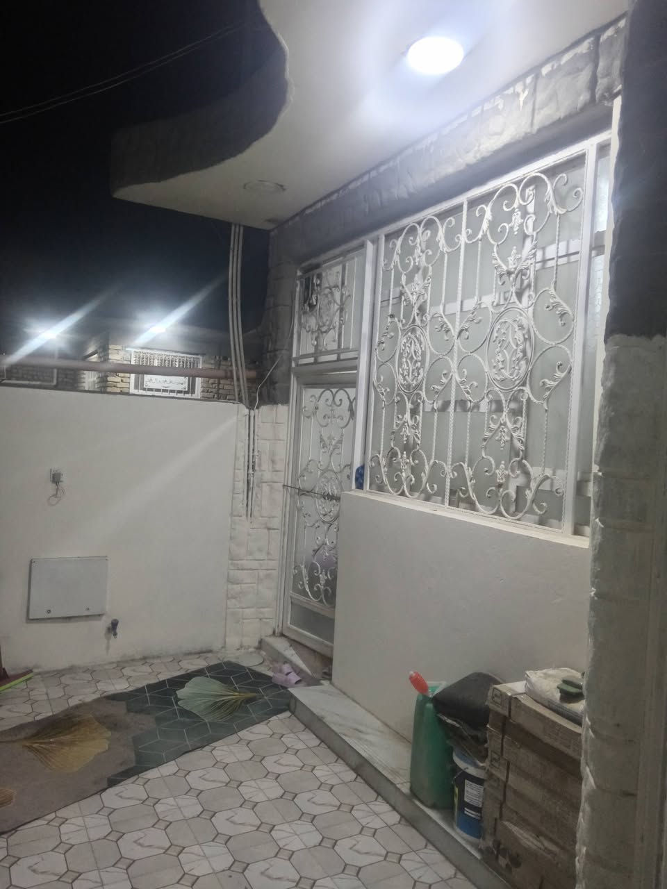 السلام عليكم    ( دار للبيع مساحه 100م مربع ركن عل شارعين )بناء جديد سنه 23 
صنف البيت :: طابو صرف زراعي سند 25
كامل خدمات تبليط  ماء كهرباء خط ذهبي مولد
موقع البيت :: نادر الثالثه التاجيه قرب جامع ال محمد بشارع ابو حمد
صاحب الدار ***********
