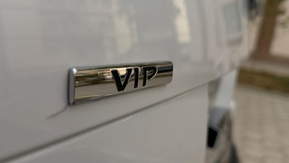 السلام عليكم كديلاك اسكاليد موديل 2018 خليجي وكاله المنصور بلاتينيوم VIP دبل رادار فول مواصفات هزه ورقم اربيل الجديد كفاله ضربه وتبديل وصبغ وبارد وشخوط حته الدعاميات ماشيه 105KM جديده السياره . 
العنوان : بصره 
رقم الموبايل : ***********
