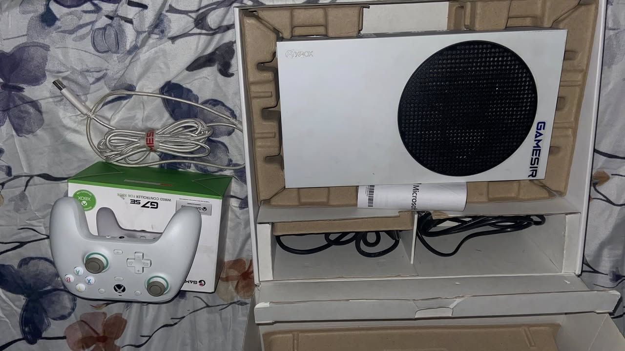 السلام عليكم 
XBOX SERIES S.  
للبيع
جهاز نضيف ما مفتوح 
جهاز سريع و سلس بل العاب 
مساحته  512GB SSD
120 FPS 4K 
تجي وياه يده وحده احترافيه GAMESIR G7 se
و تجي وياه واير الطاقه و واير الـHDMI
جهاز قوي و تجي وياه حساب بي GTA5
السعر 350 الف  او مراوس ببلي 5
*********** موجود واتساب
بغداد حي الجهاد الظباط
