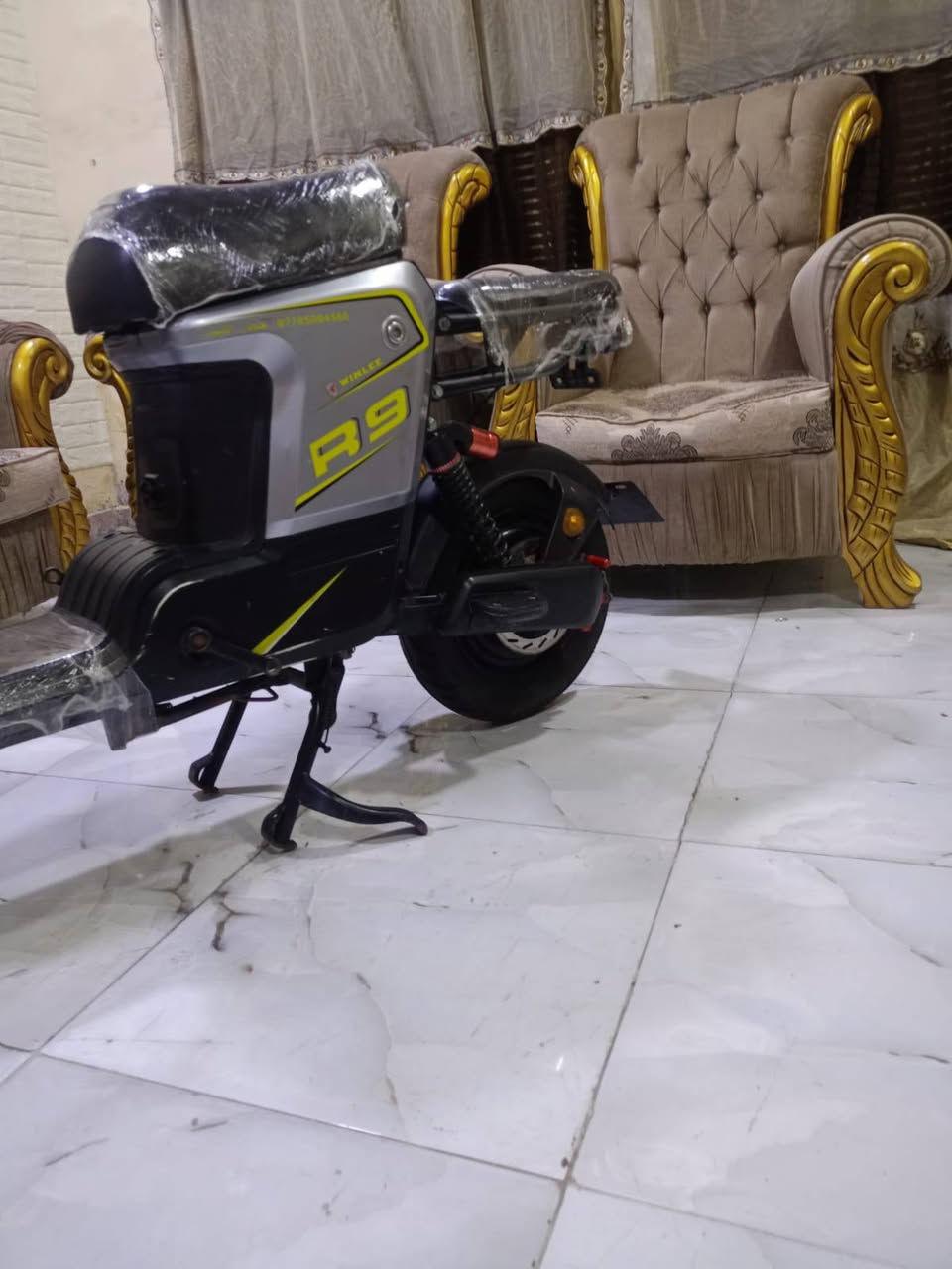دراجه شحن ار 9 كامله ونظيفه سعر 325.بطاريات نظاف وقويات حجم16امبير العنوان بصره نواب ظباط مقابل مستشفى العسكري ***********كلشي مذكور شراي يخابر يراسلني ع واتساب
