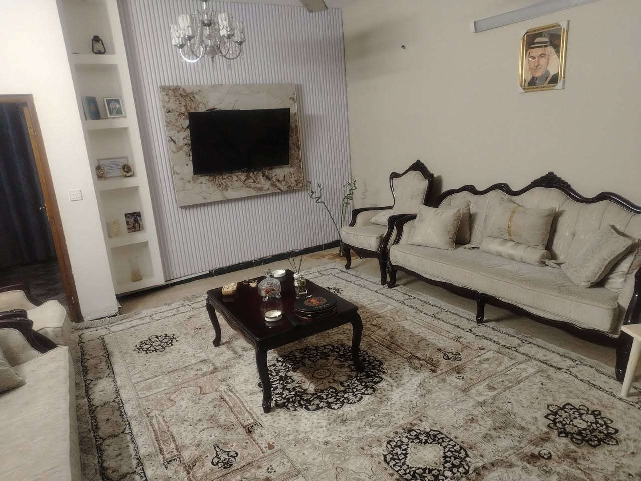 السلام عليكم دار للبيع110م زراعي مولك صرف قيس أبو نائله ٤غرف نوم استقبال صحيات ٢ مطبخ حار وبارد حديقة صغيره الواجه 8/5 
***********
