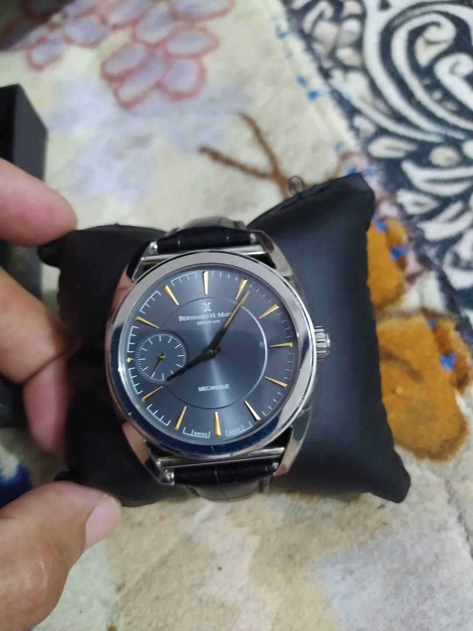 عندي هذه الساعة السعرمليون 
دينار


**إذا كنت صاحب هذا الإعلان وتريد حذفه لأي سبب، رجاءا أرسل رسالة إلى الدعم الفني**