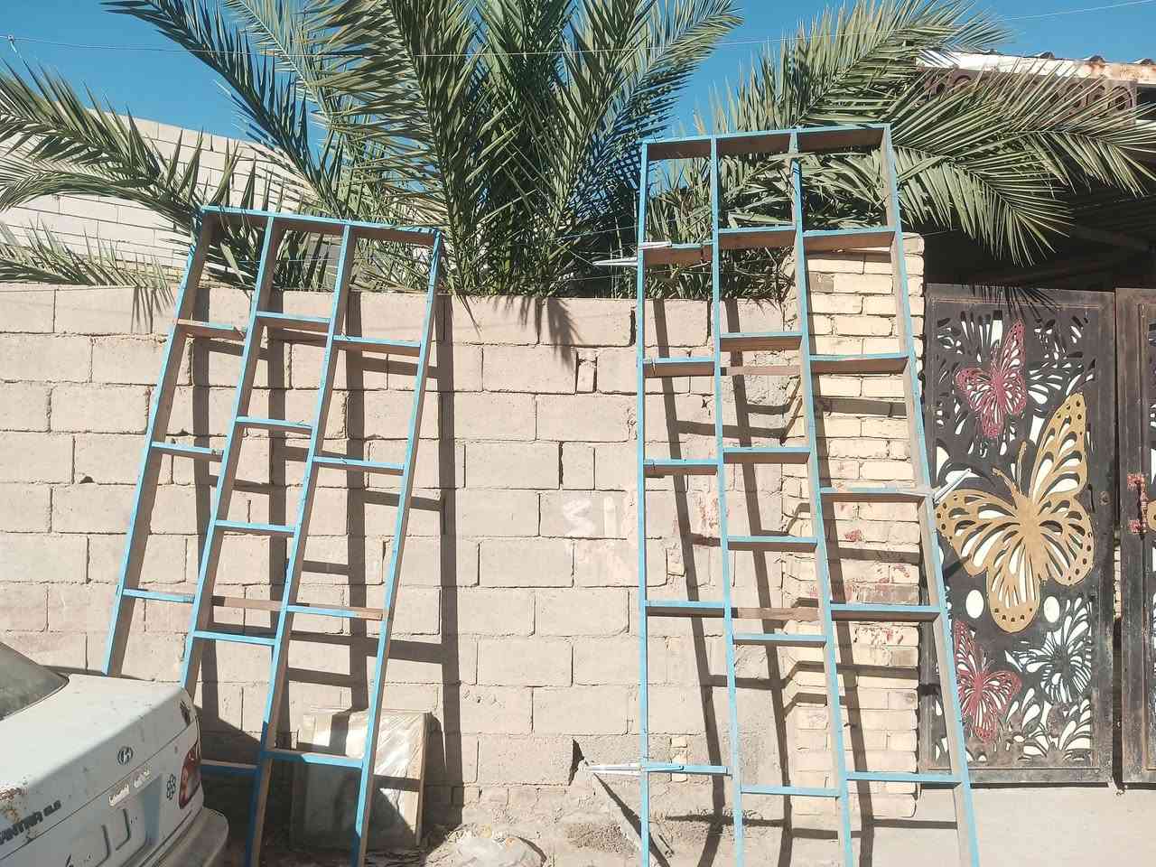 لدينا رفوف العدد 2 خشب أصلي
الطول: 3وربع 
العرض: 1ونص 
الرف الثاني 
الطول: 3
العرض: متر ونص 
تواصل  : ***********
