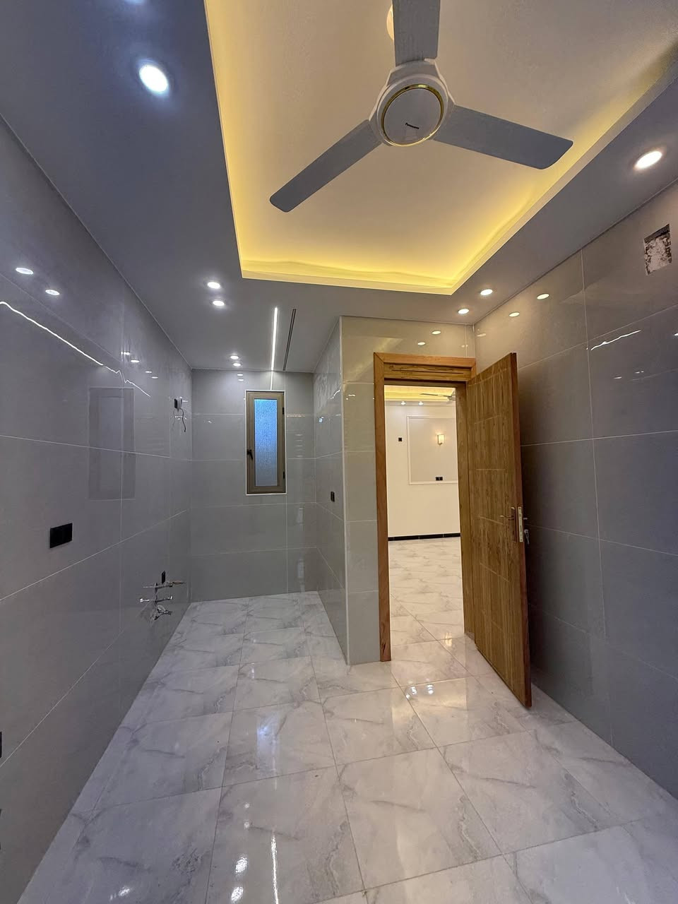 #دارللبيع

الموقع: حي المكرمه منطقه 9000 

المساحه: 140م بناء حديث درجه اولى غير مسكون.

قياس واجهة الدار 7 ×نزال 20م

⭐.يحتوي البيت طابق الاول: على غرفه وصاله واستقبال ومطبخ وصحيات عدد 2 

⭐.طابق الثاني: يحتوي على ثلاثة غرف وصاله وصحيات 

🌟#بمواصفات_vip

💥مجموع الغرف: 4

الاستفسار 

🏛️مراجعة مكتب الرشيد📌 او الاتصال بالارقام التاليه

***********☎️
***********📱
