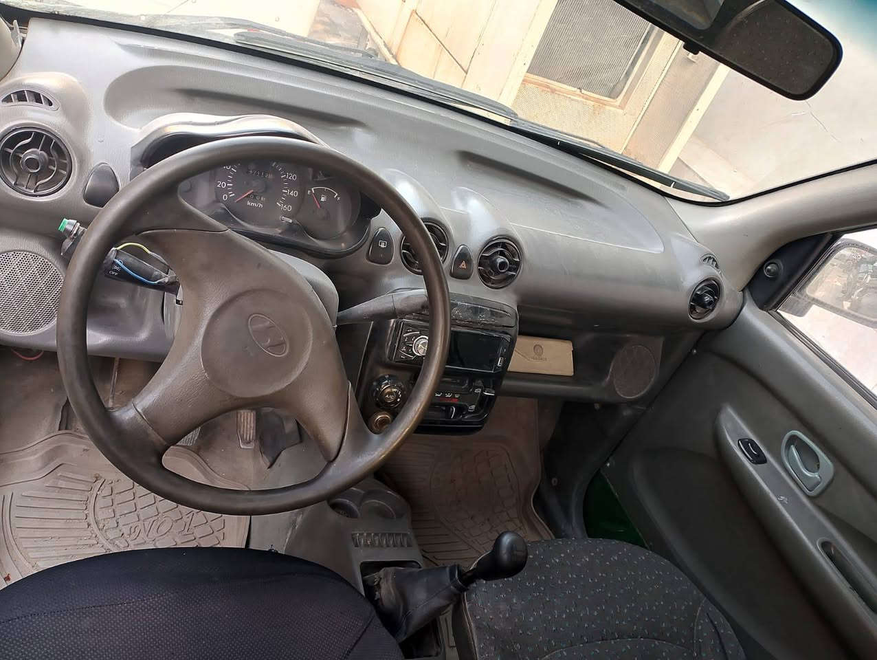 السلام عليكم
سيارة هونداي اتوس 
موديل ١٩٩٧ 
رقم كركوك بأسمي تحويل ثاني يوم 
محرك اربع سلندر ١٤٠٠
حداديه ٦٠بالميه 
كير ومحرك بالشرط 
السعر ٢٤ وبيها مجال بسيط 
وترهم مراوس حسب القناعه
رقم الهاتف بي واتساب ***********
