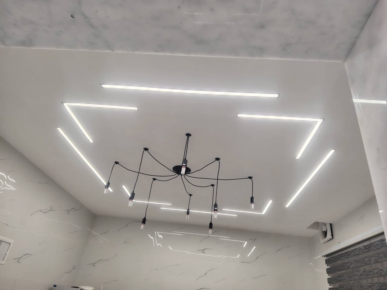 دار للبيع جمعيه الكندي
مساحه الدار 120 متر 
يتكون الدار من 6غرف نوم 
ثلاث طوابق فول 
بناء حديث تسليم فوري
مقاطعه 27 
اتجاه قبله 
للاستفسار 
***********
