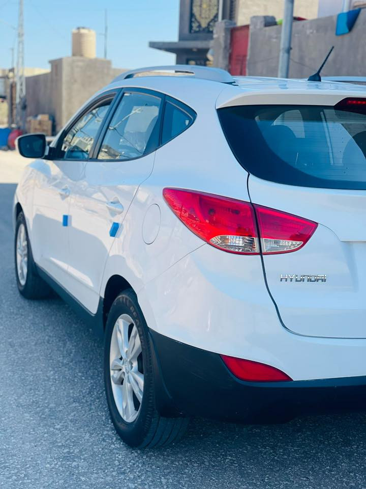 توسان ٢٠١٢ خليجي لون ابيض مكفول ماشيه ١٥٨ سعرها ١٤٨ورقه وبيها مجال السياره نظيفه تجي وتشوف 
***********
